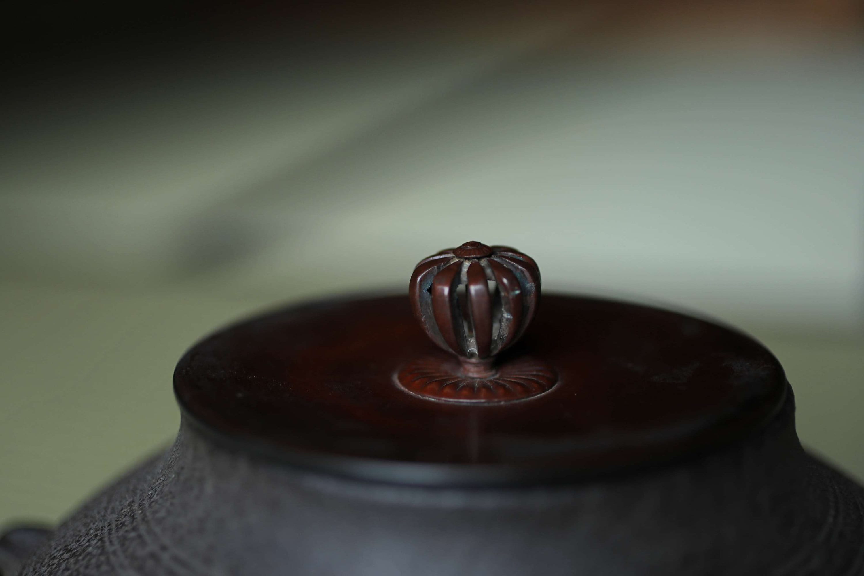 アンティークの日本の茶道具セット、ブロンズ製の火鉢と鋳鉄製のやかん