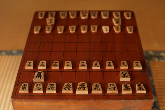 SHOGI (JAPANESE CHESS) TRADITIONAL SET WITH WOODEN PIECES & VINYL