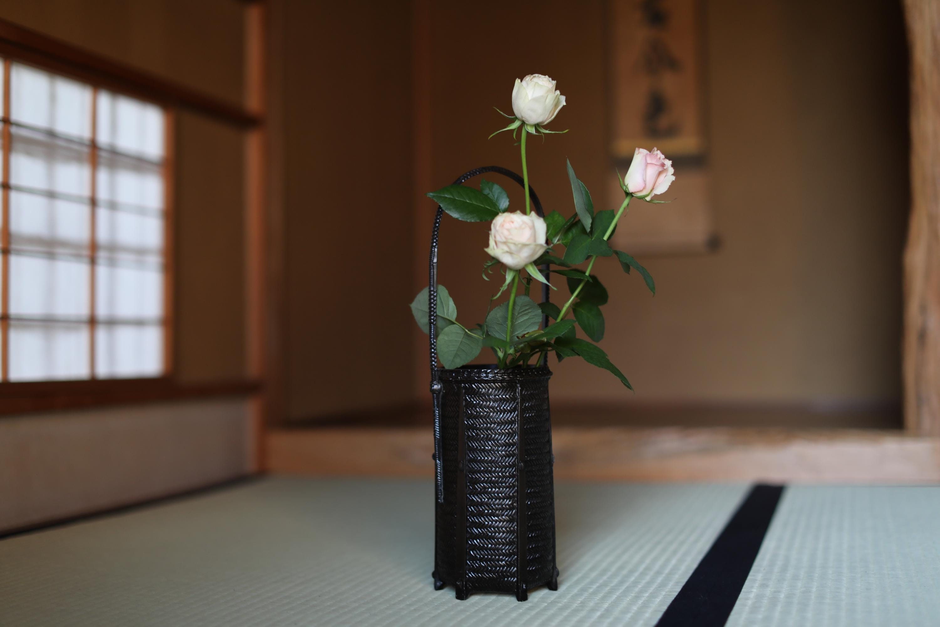 ヴィンテージ高岡銅器花瓶：日本製竹籠飾り、生け花用具 高さ16.5