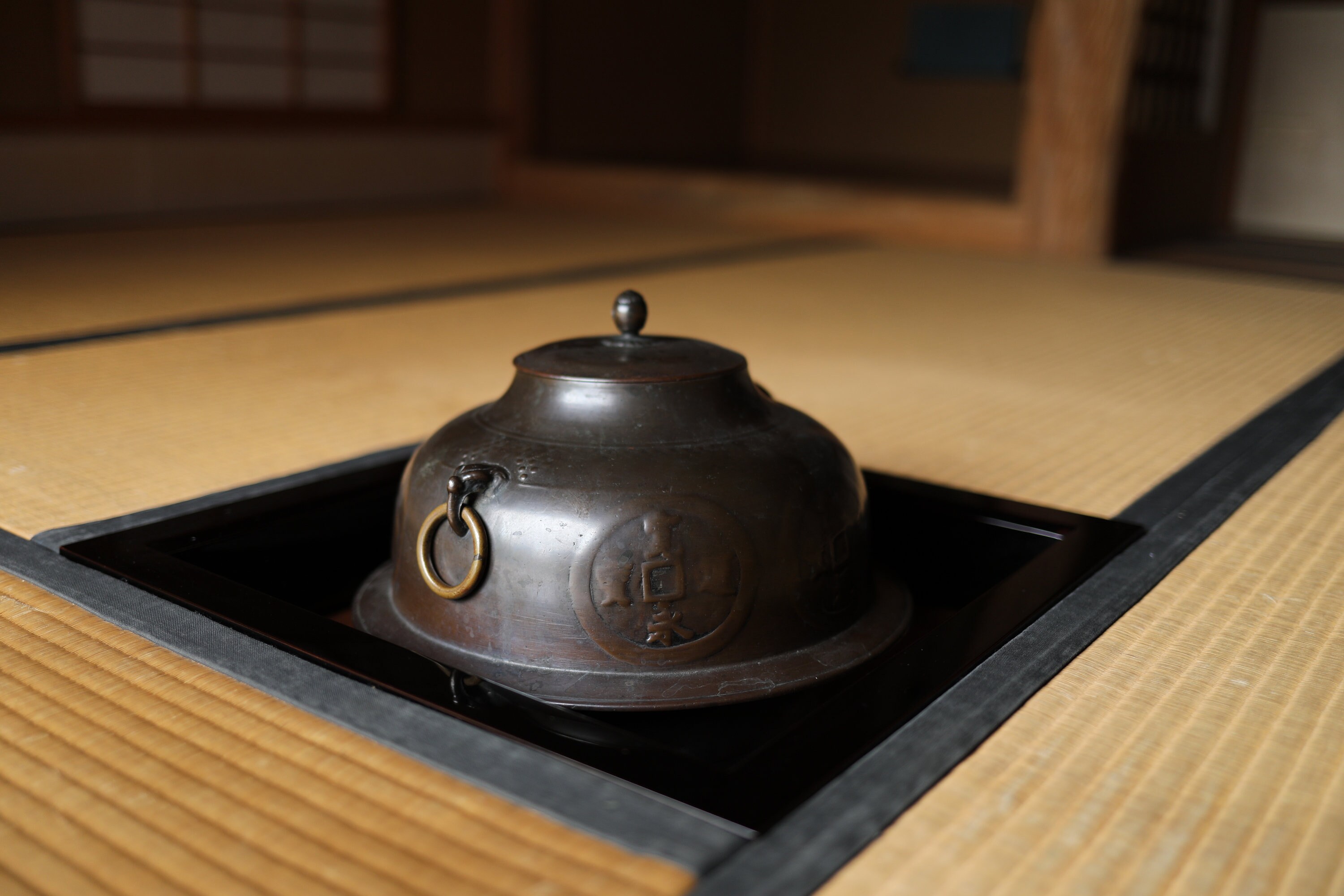 茶釜 - 漢字の貨幣模様が施されたアンティークブロンズ製茶釜、日本の 
