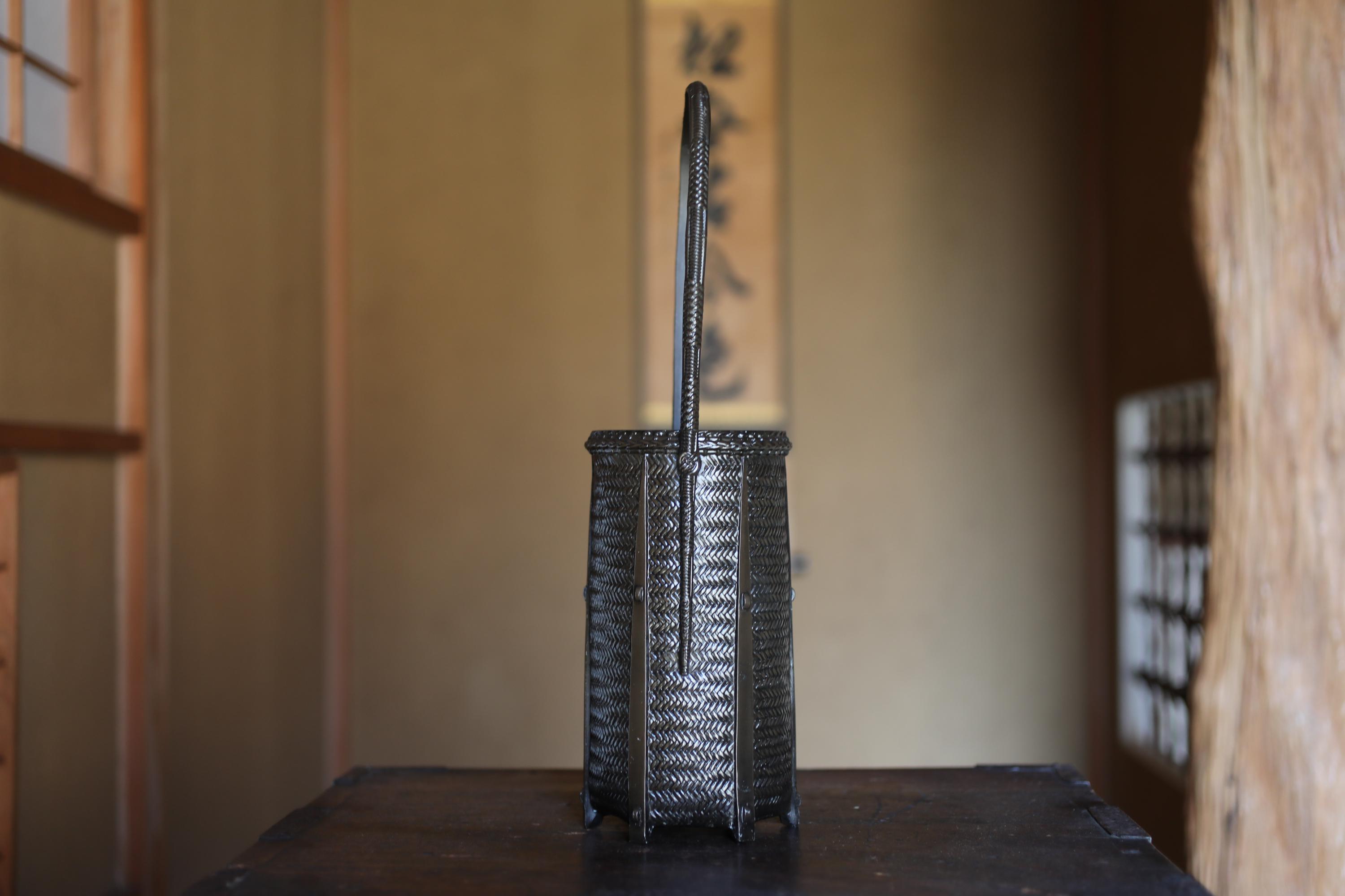 ヴィンテージ高岡銅器花瓶：日本製竹籠飾り、生け花用具 高さ16.5