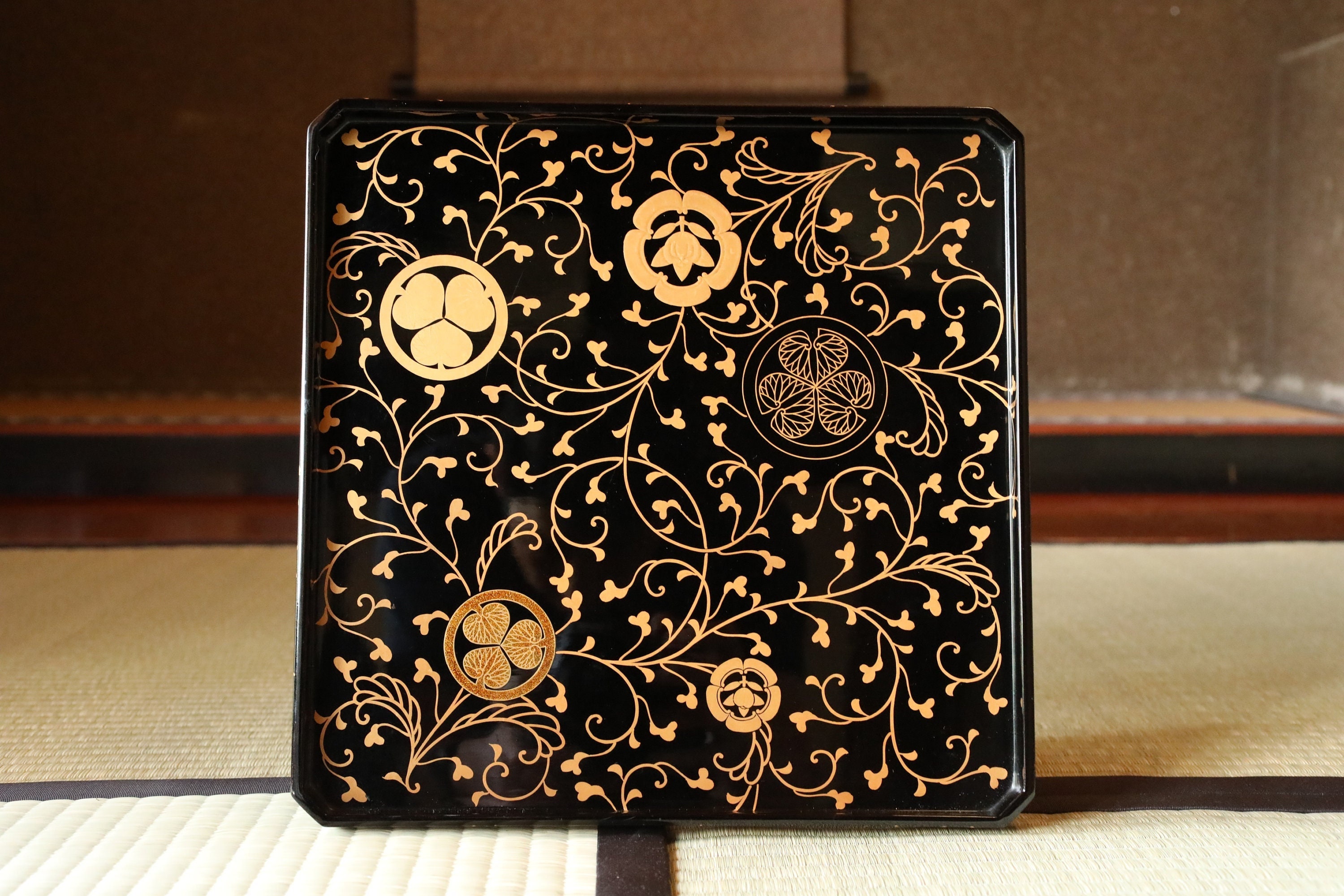 素晴らしい！日本のアンティーク漆塗り木製トレイ、蒔絵金唐草家紋、お