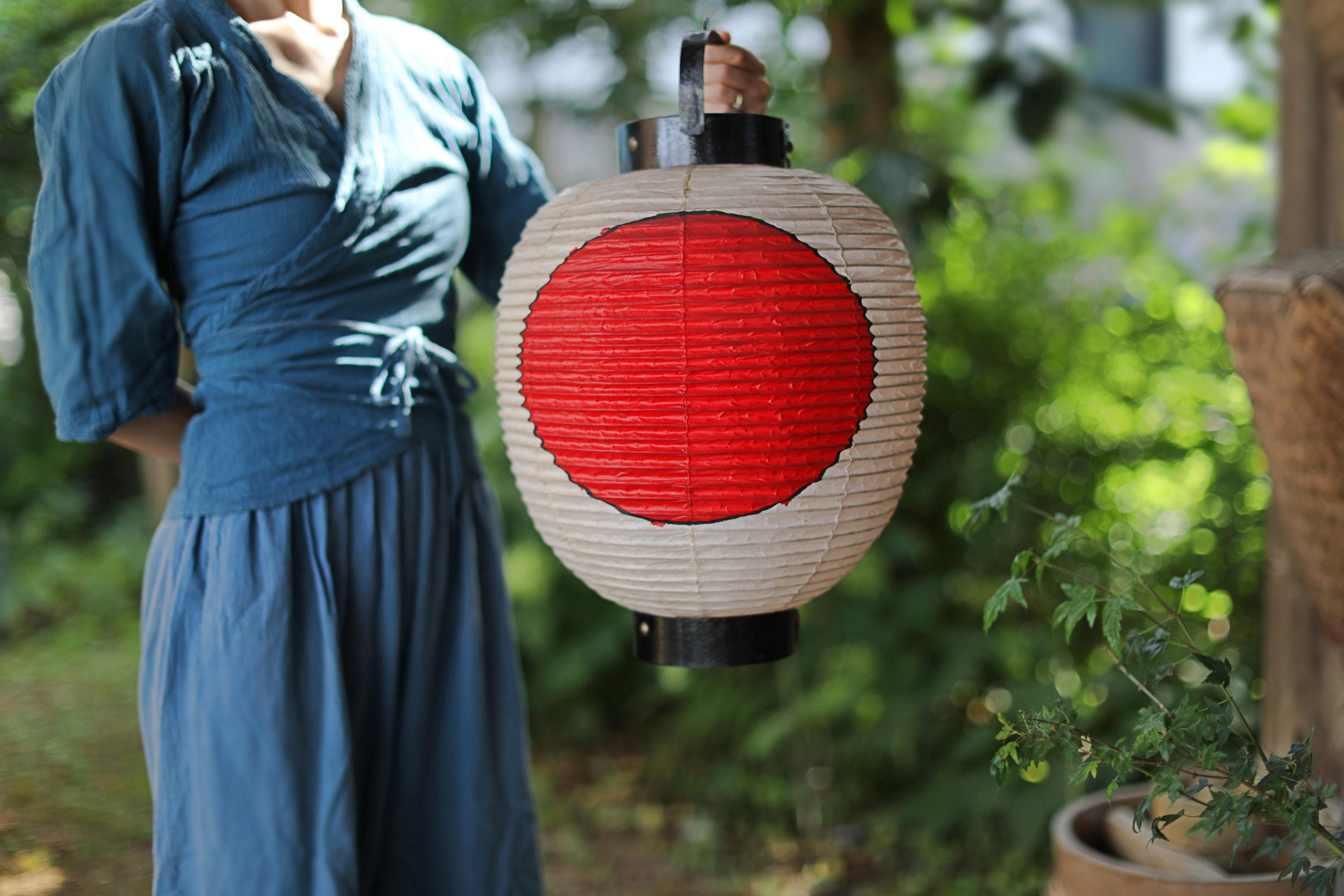 Beaupretty Sia Red Japanese Folding Paper Lantern – With Light, 15x29cm, For Spring Festival, Home, Restaurant, Or Outdoor Decor