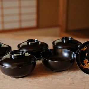 日本のアンティーク蒔絵高級漆器椀 5個セット 雀と植物の絵付き、お椀 味噌カップ 黒 金食器 W4.9 in/12.5 cm