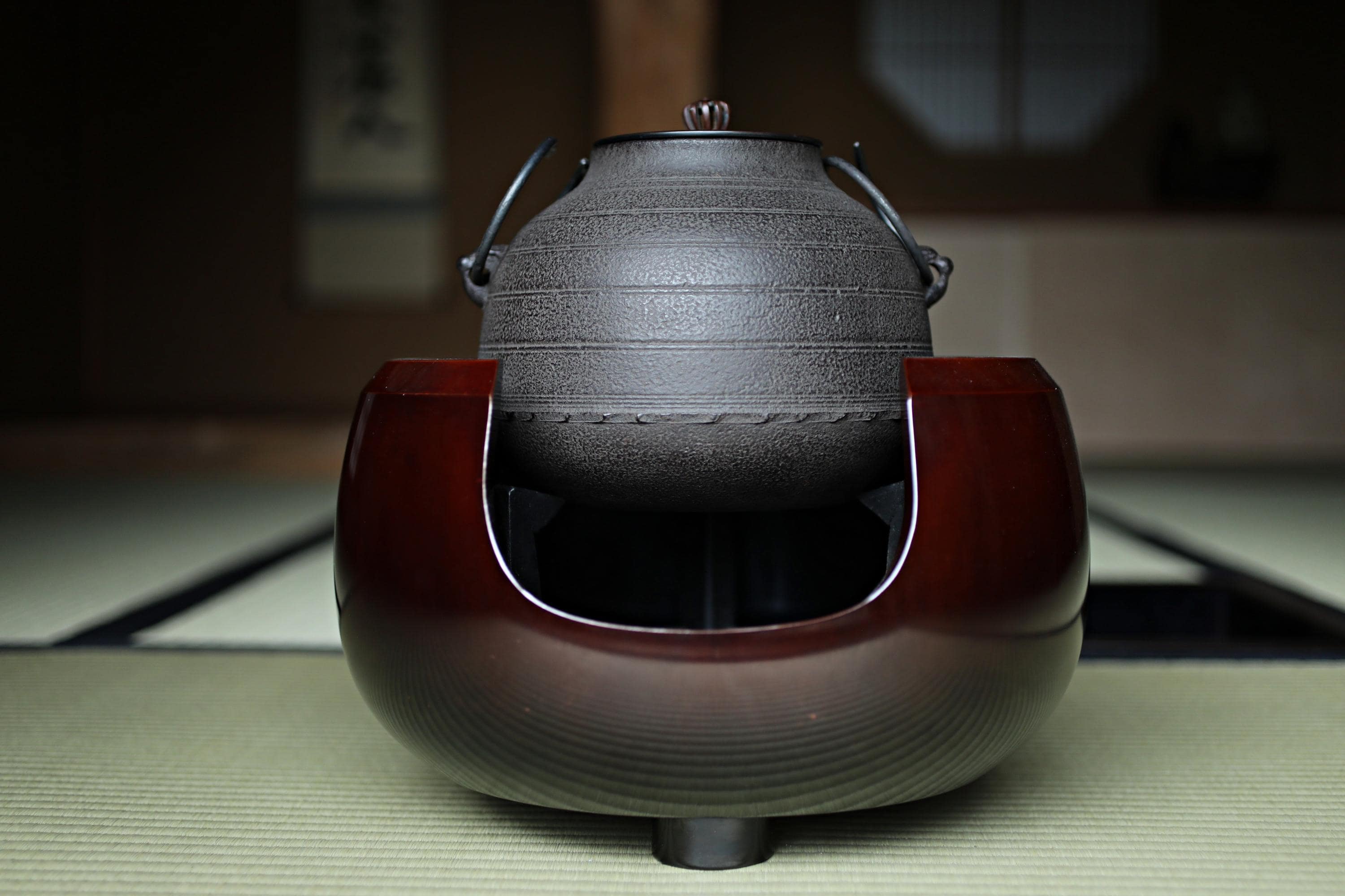 アンティークの日本の茶道具、青銅製の火鉢と鋳鉄製のやかんのセット