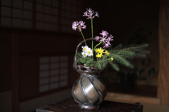 竹かご - ヴィンテージの日本製編み込み、燻し染めの生け花用花かご
