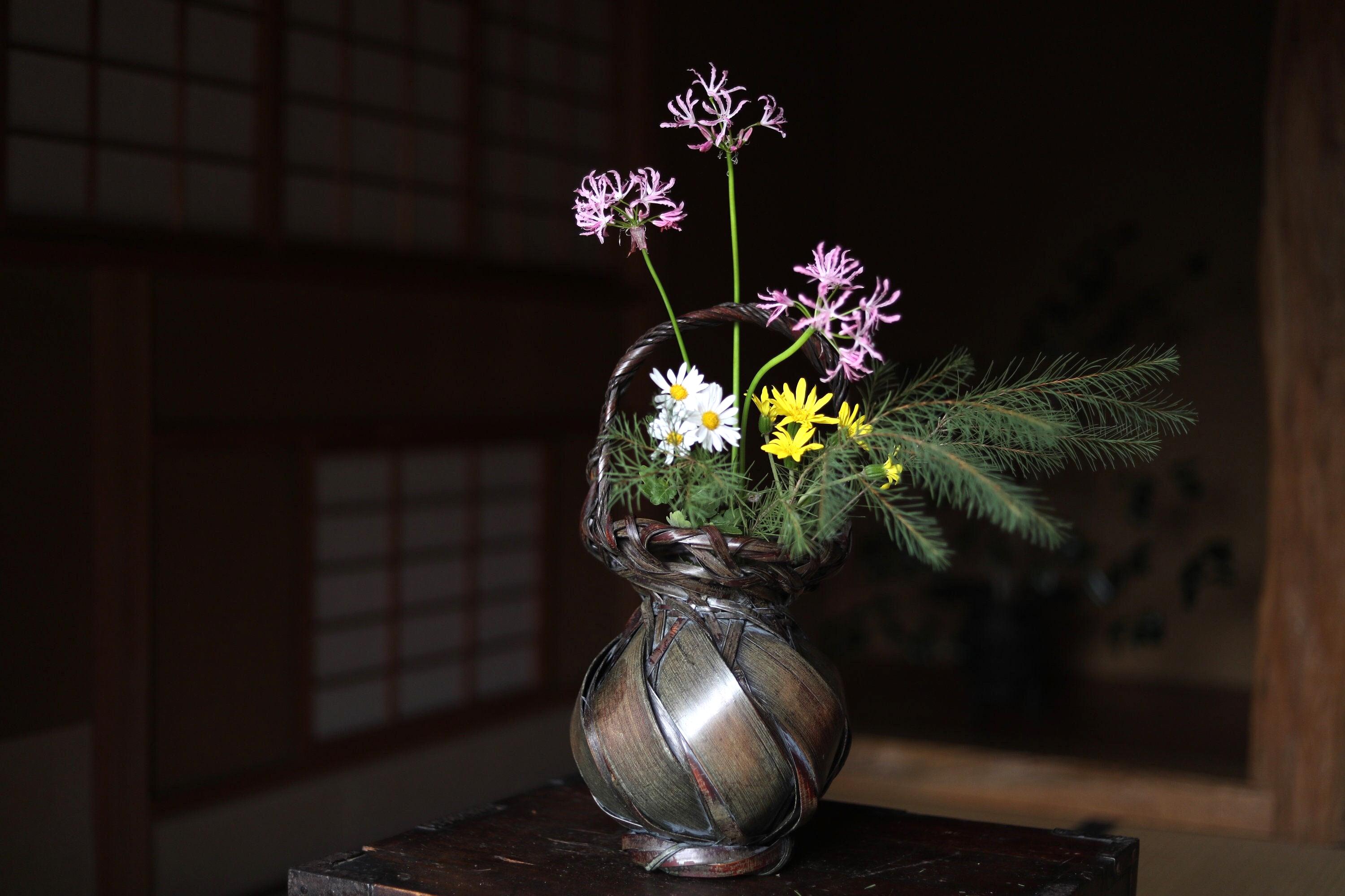 竹かご - ヴィンテージの日本製編み込み、燻し染めの生け花用花かご 竹かご - ヴィンテージの日本製編み込み、燻し染めの生け花用花かご