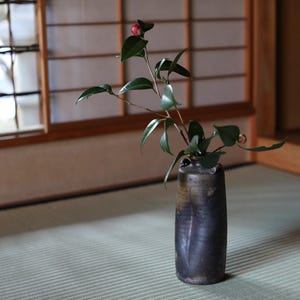 Japanese vintage vase &quot;BIZEN ware&quot; pottery flower vase, squashed shape with Kanji signature and wooden box, earth color H9.4×3.3in/24x8.5cm