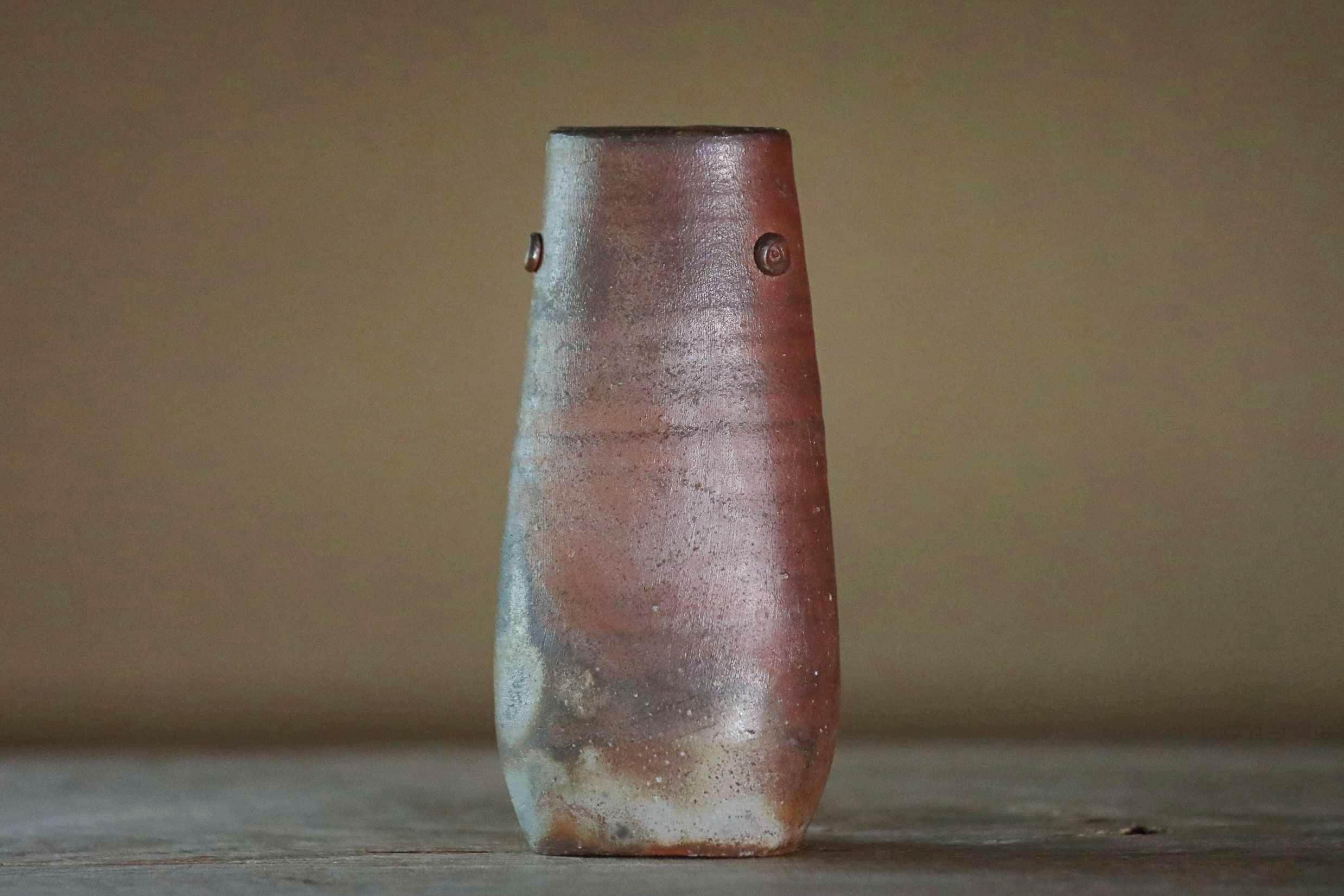 備前焼 花瓶、銘入り陶器、木箱入り（7.4×3.3インチ/18.8×8.5cm