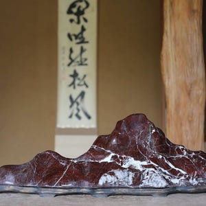GROOT! Japanse oude "SUISEKI", geleerde steen, kijksteen voor binnen, bergvormig, met een handgesneden sokkel, 7,9 x 25 inch