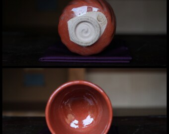 アンティークの赤い楽焼抹茶碗：銘入りの日本の陶器茶碗、木箱付き
