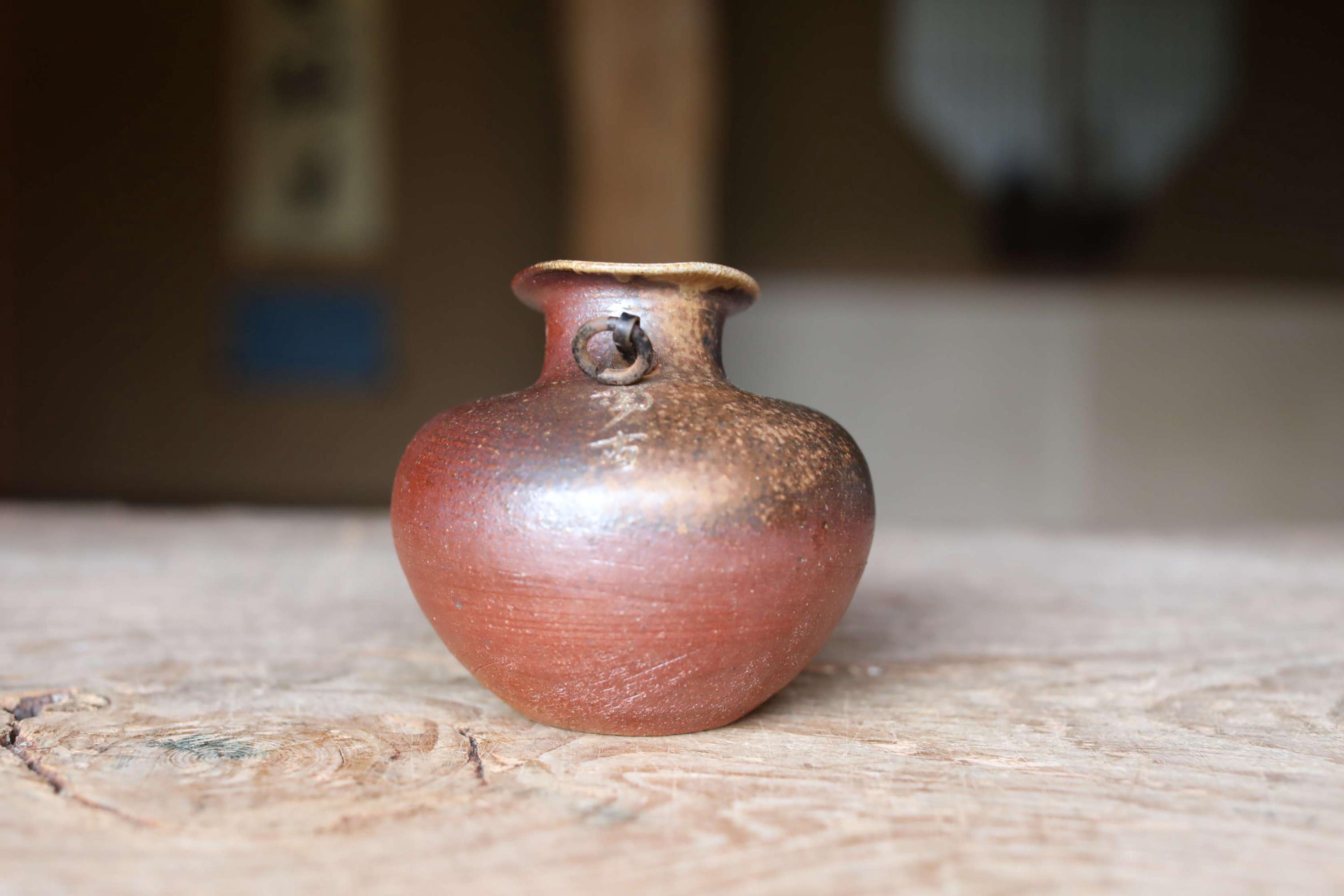 備前焼 花瓶：侘び寂び 丸みのある陶器 ギフトボックス 高さ10cm