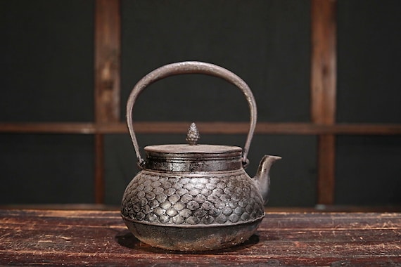 鉄瓶 - ヴィンテージ鋳鉄ケトル、南部鉄器、松の木のデザイン（高さ 