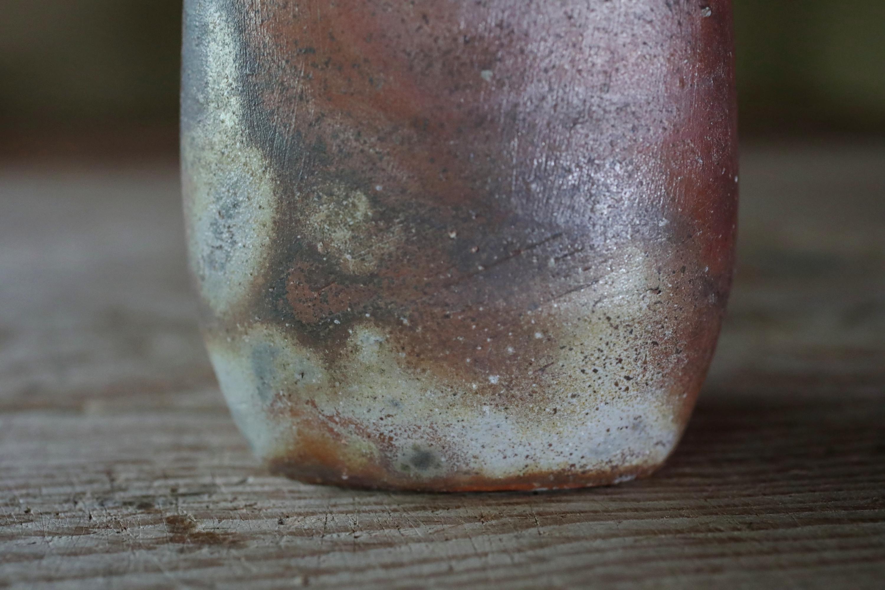 備前焼 花瓶、銘入り陶器、木箱入り（7.4×3.3インチ/18.8×8.5cm