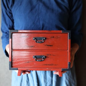 Mobili d&#39;epoca giapponesi Piccola cassettiera laccata &quot;tansu&quot; in legno laccato urushi rosso e nero, realizzata a mano H6,7×W8,7×11,8 in/H17×22×30 cm