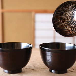 素晴らしい！日本製ヴィンテージ漆塗りボウル、お椀味噌カップ、波模様、黒、金、蒔絵、漆塗り食器、手工芸品