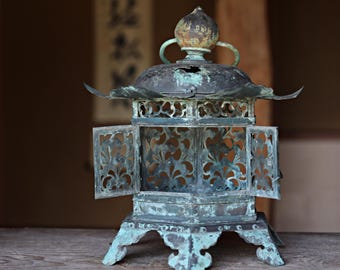 日本のアンティーク 銅製の灯籠 透かし彫り 円柱型 吊灯籠 燭台 古美術 2026年最新】Yahoo!オークション -灯籠(アンティーク、コレクション)の