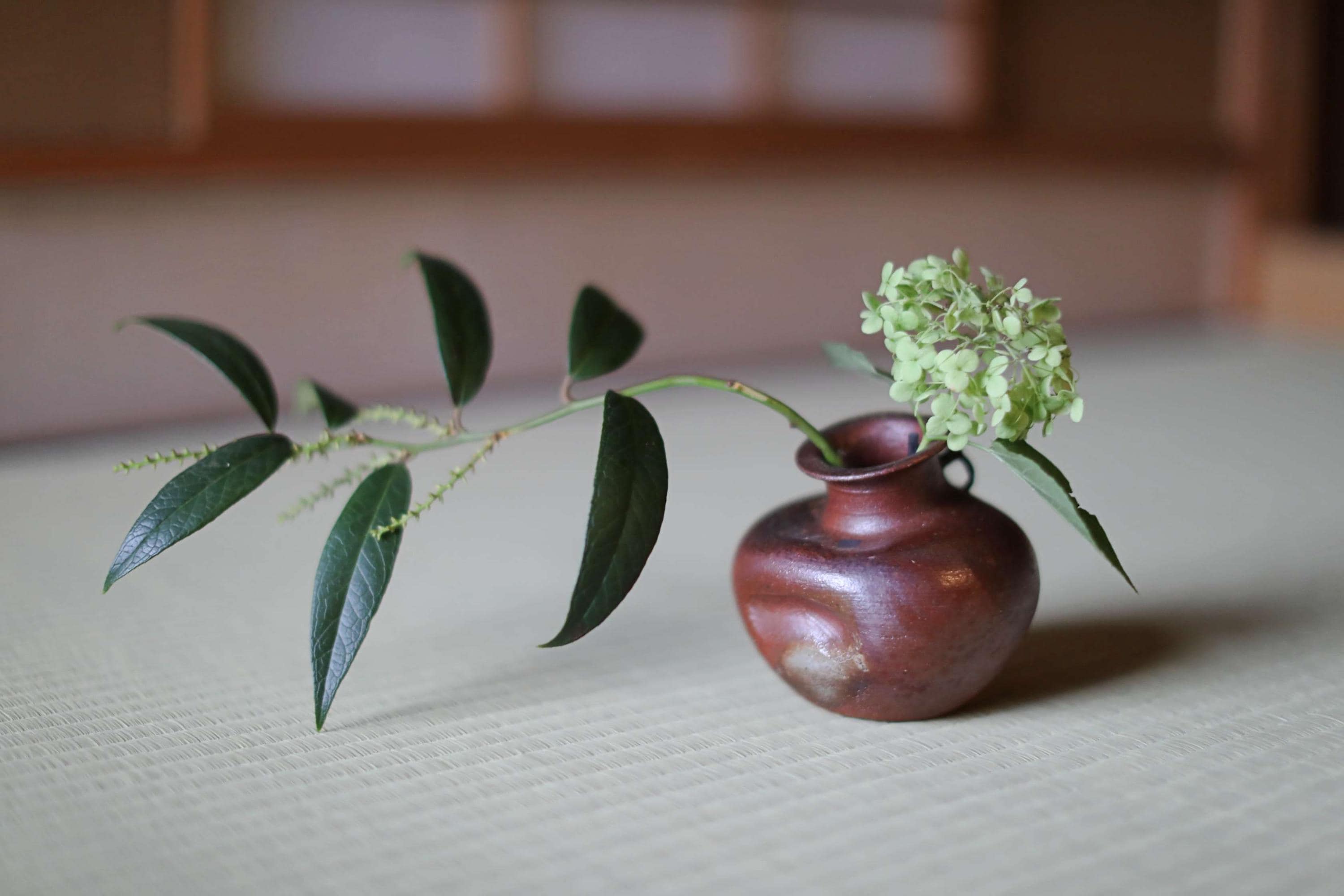 備前焼 花瓶：侘び寂び 丸みのある陶器 ギフトボックス 高さ10cm