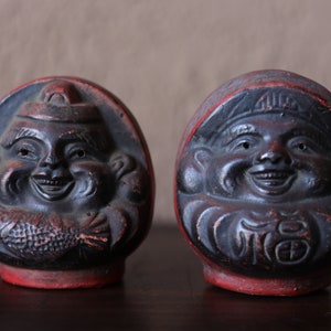 Paire de statues de poupées japonaises « Daruma » vintage, statue en céramique moine bouddhiste prêtre ZEN master bank box H4,1 po/H10,5 cm