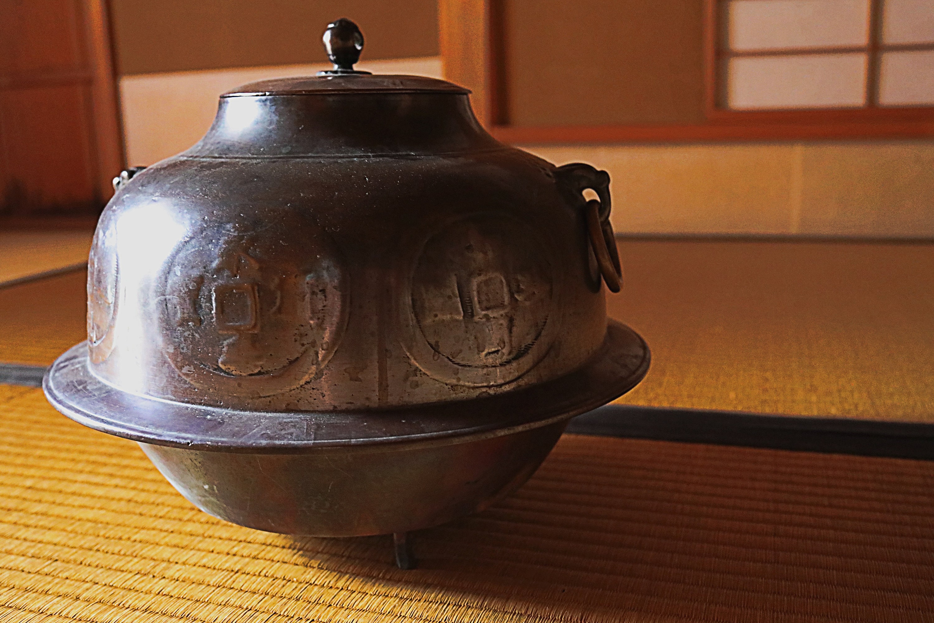 茶釜 - 漢字の貨幣模様が施されたアンティークブロンズ製茶釜、日本の 