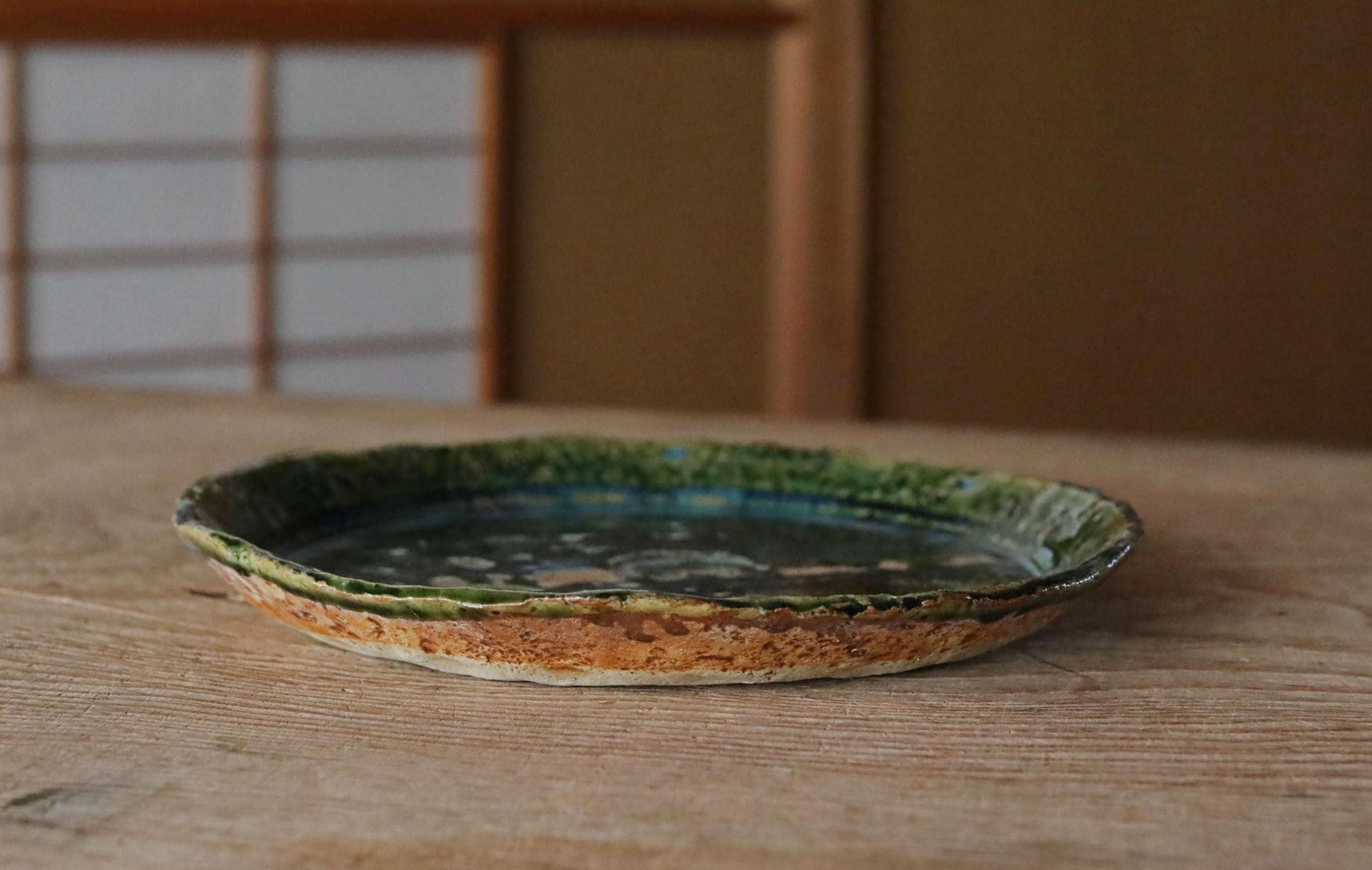 織部焼 - 日本の陶磁器製大皿：緑色の抽象的な窯焼きの工芸品、幅10.6