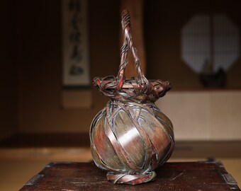 竹かご - ヴィンテージの日本製編み込み、燻し染めの生け花用花かご