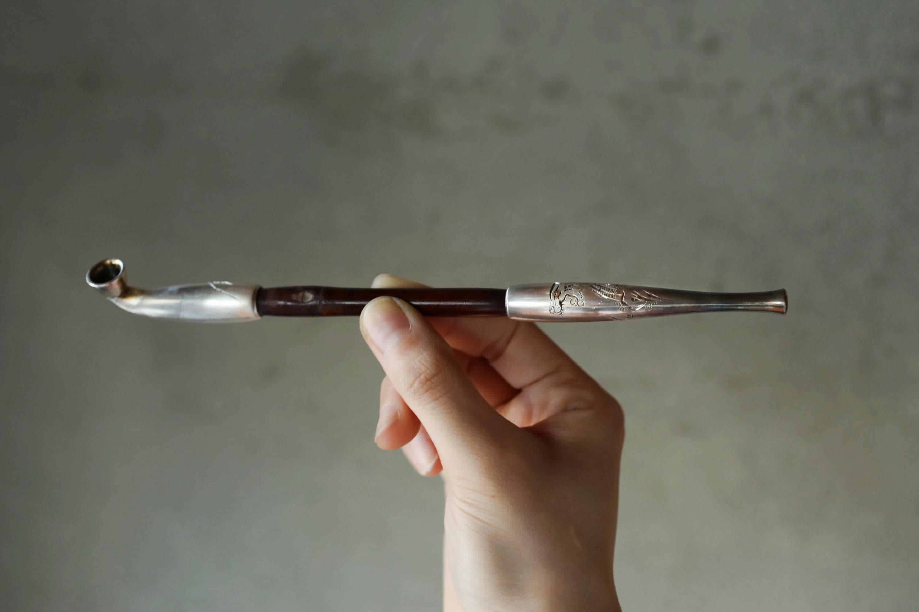 アンティーク スターリングシルバー キセル タバコパイプ：彫刻された