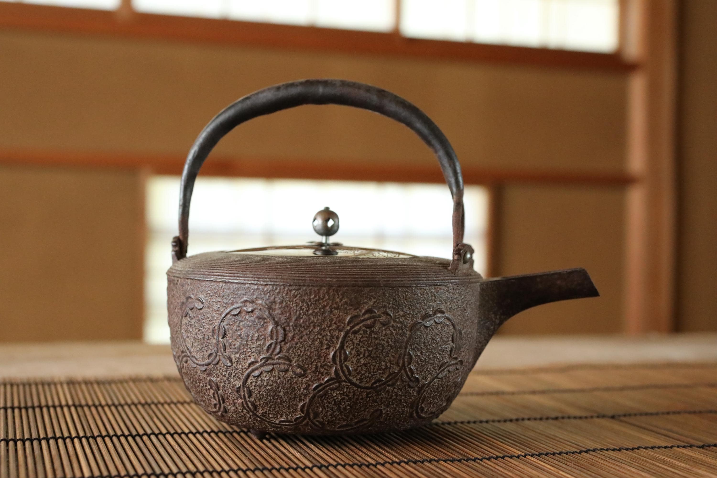 鉄瓶 日本のアンティーク：鉄瓶、漆塗りの蓋、妙我の紋 - Etsy 日本