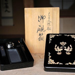 日本製のヴィンテージポータブル硯箱禅筆記具セット 墨書道、漆箱、鳥花デザイン、筆墨など 9.6×7.1 インチ/24.5×18 cm