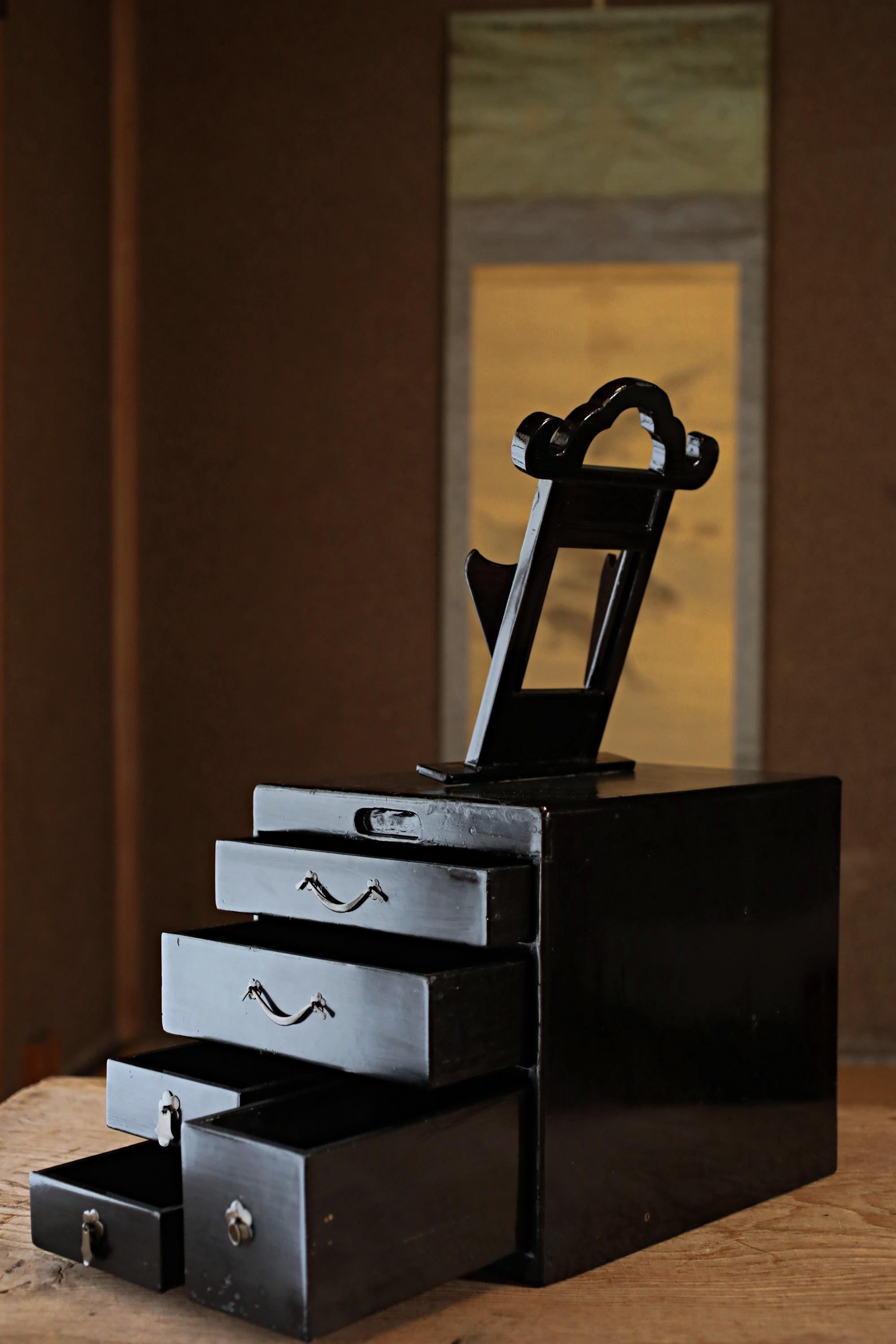 アンティーク和風家具 黒漆箪笥：化粧鏡台、1880年代 H22.8 in/H58cm