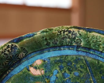 織部焼 - 日本の陶磁器製大皿：緑色の抽象的な窯焼きの工芸品、幅10.6