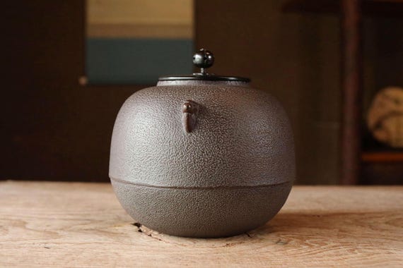 鋳物 茶釜 丸形 茶色 蓋付き 鋳物 茶釜 丸形 茶色 蓋付き 祖父が大事