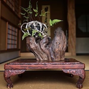 Antiguo soporte japonés para bonsáis lacado Urushi – Mesa con pedestal marrón rojizo