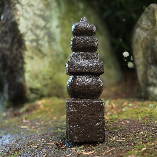 Pagoda budista antigua japonesa de cinco pisos hecha de piedra, estupa antigua del siglo XVIII, muebles de jardín H15.7 x W4.5in, 40x11.5cm