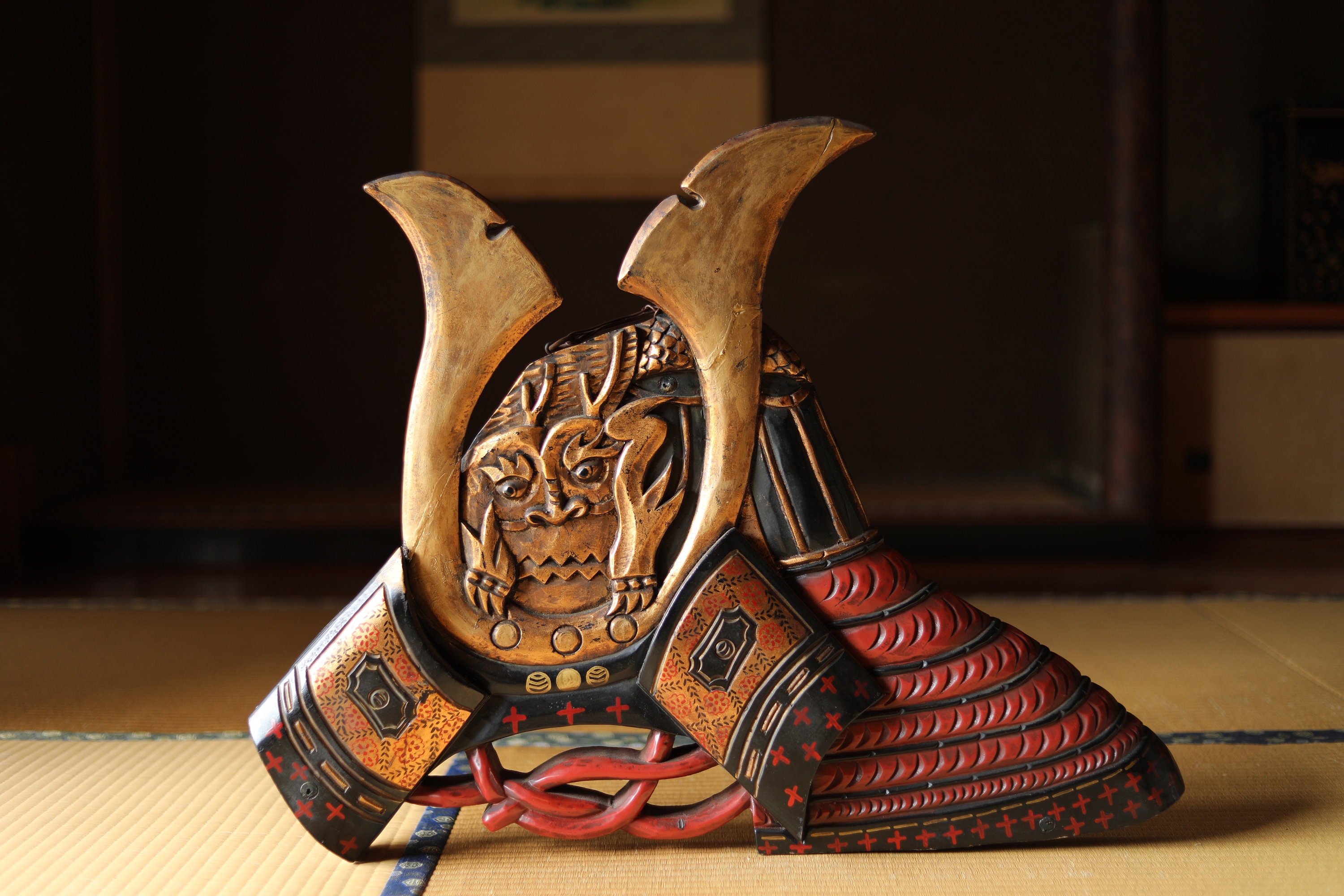 兜　年代物　アンティーク アンティークの木製看板、侍の兜と龍、1910年代 - Etsy 日本