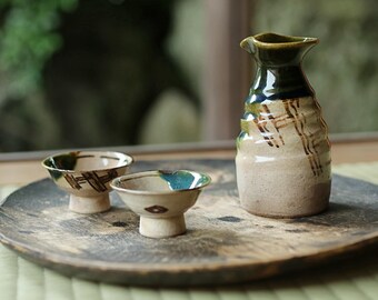 日本製ヴィンテージ織部焼陶器酒器セット、サイン入り、ボトル2本