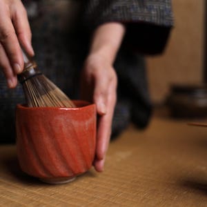 Antik röd Raku Matcha-skål: Signerad japansk keramik, teceremoni Chawan, trälåda