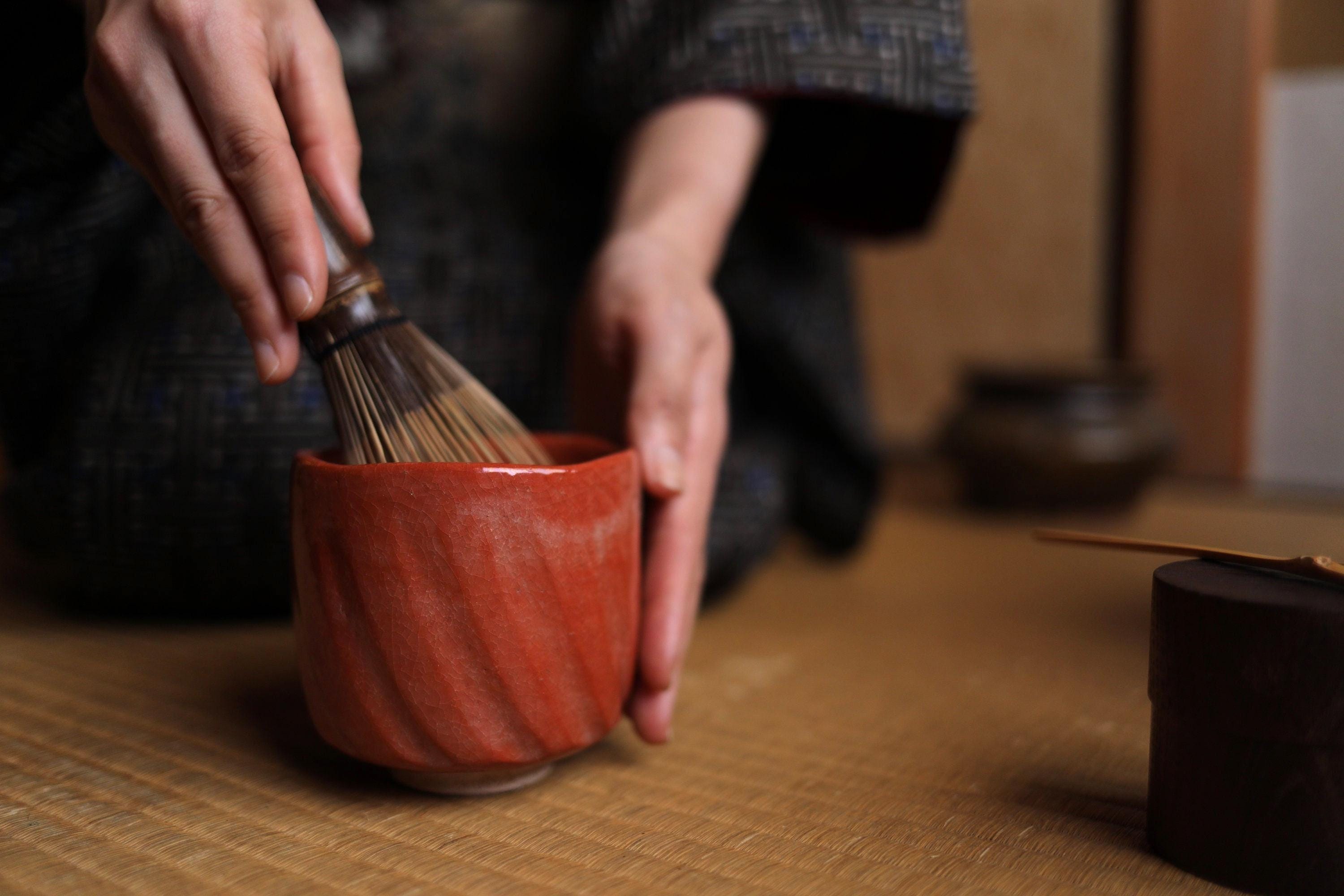 アンティークの赤楽抹茶碗：サイン入り日本製陶器茶道用茶碗、木箱入り