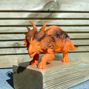 Orange Triceratops Türstopper - Wähle deine Farbe Holz - FREE UK P&P