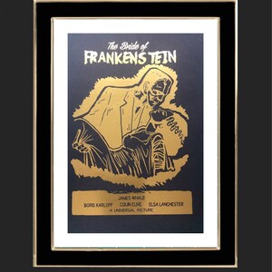 K&ouml;nnte beinhalten: Ein goldfarbenes Plakat f&uuml;r den Film "Die Braut des Frankenstein" mit schwarzem Hintergrund. Das Plakat zeigt eine Schwarzwei&szlig;illustration des Monsters und seiner Braut. Der Text auf dem Plakat lautet "Die Braut des Frankenstein", "Boris Karloff", "James Whale", "Colin Clive", "Elsa Lanchester" und "Ein Universal-Film".