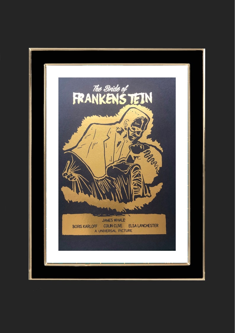 K&ouml;nnte beinhalten: Ein goldfarbenes Plakat f&uuml;r den Film "Die Braut des Frankenstein" mit schwarzem Hintergrund. Das Plakat zeigt eine Schwarzwei&szlig;illustration des Monsters und seiner Braut. Der Text auf dem Plakat lautet "Die Braut des Frankenstein", "Boris Karloff", "James Whale", "Colin Clive", "Elsa Lanchester" und "Ein Universal-Film".