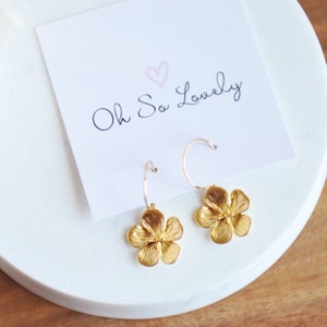 AVERY, Boucles d'oreilles Beautiful Large Flower Hoop, magnifique cadeau pour elle