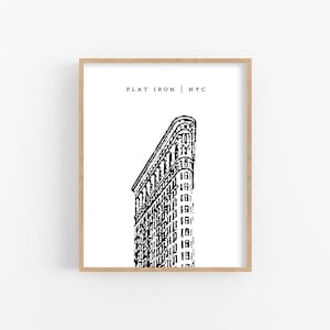 Puede incluir: Ilustración en blanco y negro del Flatiron Building en la ciudad de Nueva York. El edificio está representado en un estilo minimalista, con el texto "FLAT IRON | NYC" en la parte superior.