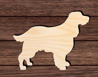 Op de afbeelding: Een houten uitgesneden hond in een staande houding. De hond is lichtgekleurd, met zichtbare houtnerf, tegen een donkerbruine houtnerf achtergrond. De woorden "Signature Cutouts" staan in de linker benedenhoek.