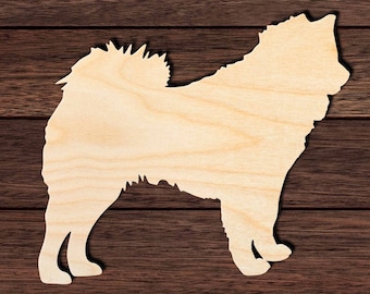 Op de afbeelding: Lichtbruin houten silhouet van een hond, met gedetailleerde vachttextuur, staand op een donkerbruine houtnerf achtergrond. De hond is het belangrijkste element. De tekst "Signature Cutouts" staat onderaan.