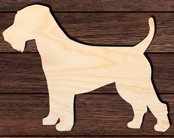 Op de afbeelding: Een houten uitsnijding van een hond in staande positie. De uitsnijding is ongeverfd en heeft een natuurlijke houtkleur.
