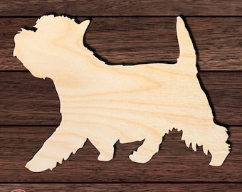 Op de afbeelding: Een houten uitsnijding van een West Highland White Terrier hond in een wandelende houding. De uitsnijding is ongeverfd en klaar om te worden versierd.