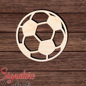 Puede incluir: Un recorte de madera de un bal&oacute;n de f&uacute;tbol. El bal&oacute;n es blanco y tiene costuras negras.