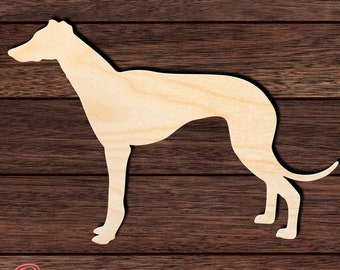 Op de afbeelding: Een houten uitsnijding van een windhond in staande positie. De uitsnijding is ongeverfd en heeft een natuurlijke houtkleur.