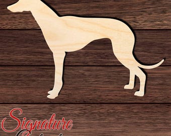 Könnte beinhalten: Ein heller, flacher Holzausschnitt in Form eines stehenden Windhundes im Profil. Der Ausschnitt weist eine glatte, natürliche Holzmaserung auf und ist vor einem Hintergrund aus dunkelbraunen horizontalen Holzplanken platziert.